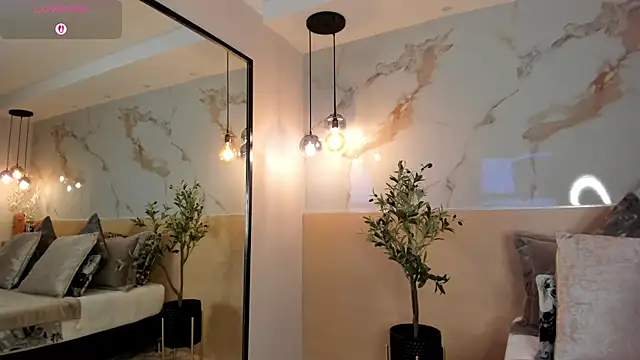 Snapshot of LeaThompson chatting on 10-01-25, 11:11 LeaThompson online show from 10-01-25, 11:11