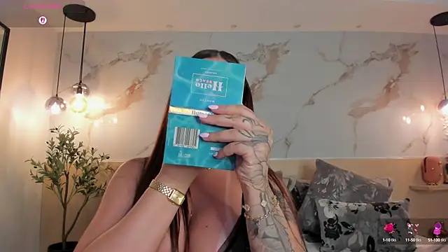 Snapshot of LeaThompson chatting on 10-04-25, 11:03 LeaThompson online show from 10-04-25, 11:03