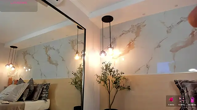 Snapshot of LeaThompson chatting on 10-07-25, 11:35 LeaThompson online show from 10-07-25, 11:35