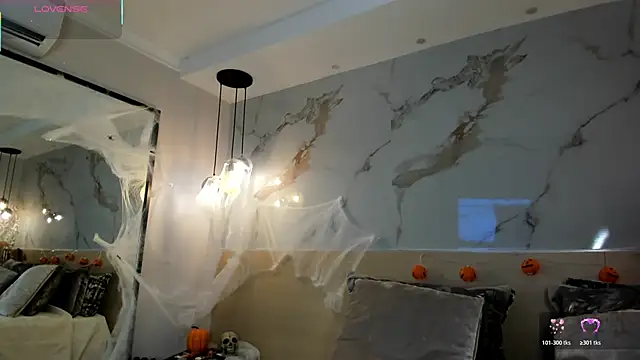 Snapshot of LeaThompson chatting on 11-02-25, 10:34 LeaThompson online show from 11-02-25, 10:34