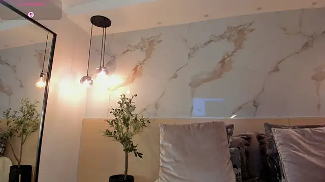 Snapshot of LeaThompson chatting on 11-25-25, 11:05 LeaThompson online show from 11-25-25, 11:05