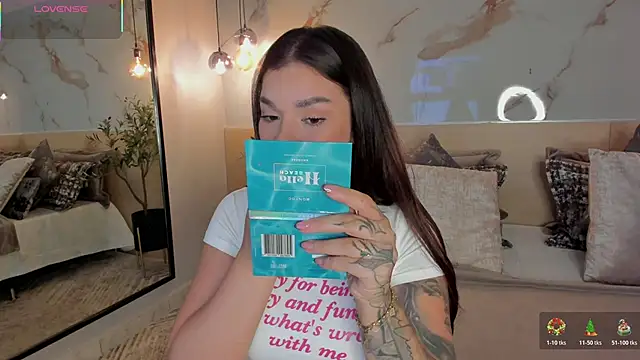 Snapshot of LeaThompson chatting on 12-01-25, 10:59 LeaThompson online show from 12-01-25, 10:59