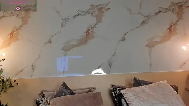 Snapshot of LeaThompson chatting on 12-02-25, 11:11 LeaThompson online show from 12-02-25, 11:11