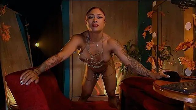 Snapshot of HeidiCox chatting on 12-21-24, 01:26 HeidiCox online show from 12-21-24, 01:26