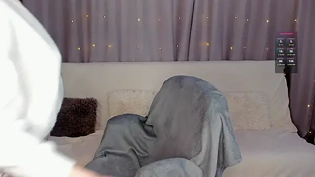 Snapshot of LisaMooore chatting on 01-11-25, 04:16 LisaMooore online show from 01-11-25, 04:16