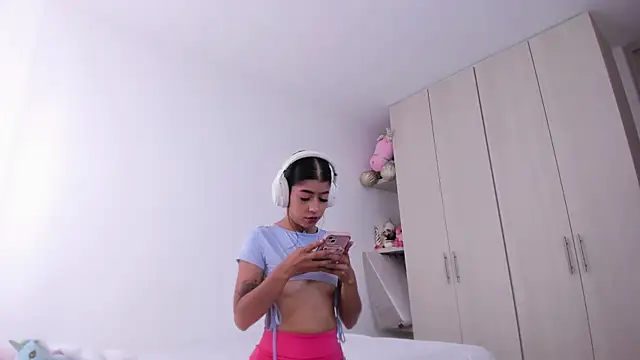 Snapshot of analia_collins chatting on 09-19-25, 02:07 analia collins online show from 09-19-25, 02:07