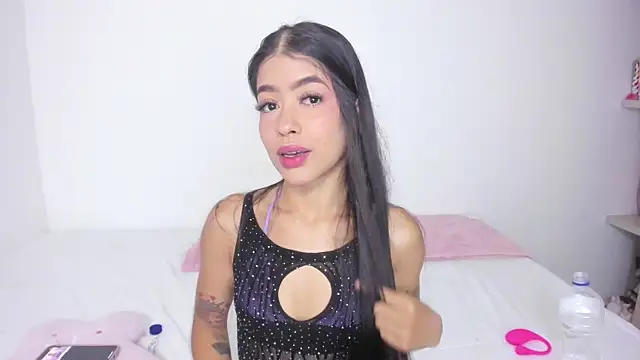 Snapshot of analia_collins chatting on 10-01-25, 12:16 analia collins online show from 10-01-25, 12:16