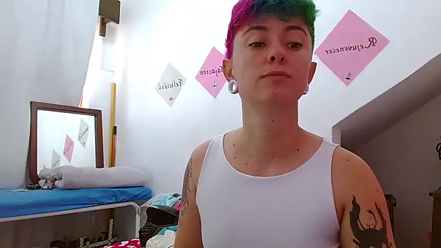 Snapshot of tomboyblue chatting on 10-25-25, 06:02 tomboyblue online show from 10-25-25, 06:02