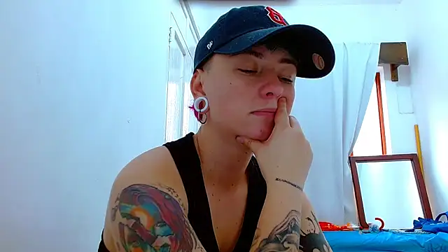 Snapshot of tomboyblue chatting on 11-21-25, 12:26 tomboyblue online show from 11-21-25, 12:26