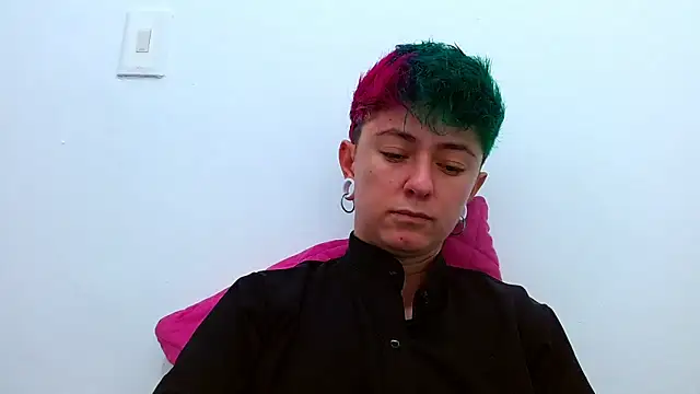 Snapshot of tomboyblue chatting on 11-30-25, 02:32 tomboyblue online show from 11-30-25, 02:32