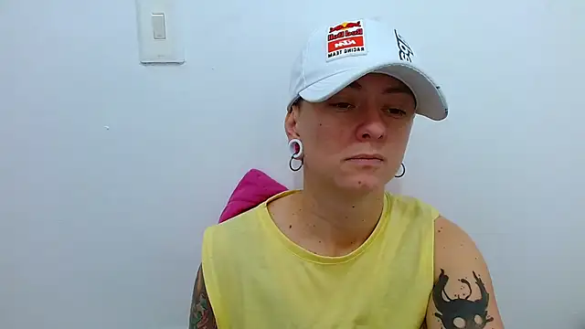 Snapshot of tomboyblue chatting on 12-04-25, 12:58 tomboyblue online show from 12-04-25, 12:58