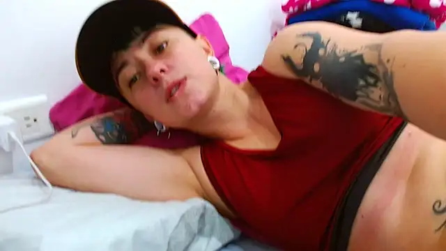 Snapshot of tomboyblue chatting on 12-14-25, 05:07 tomboyblue online show from 12-14-25, 05:07