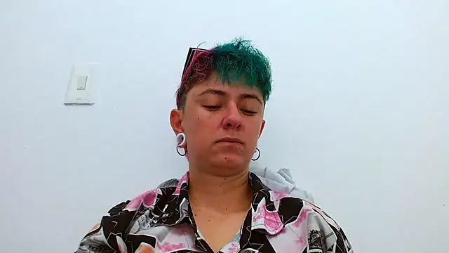 Snapshot of tomboyblue chatting on 12-15-25, 04:22 tomboyblue online show from 12-15-25, 04:22