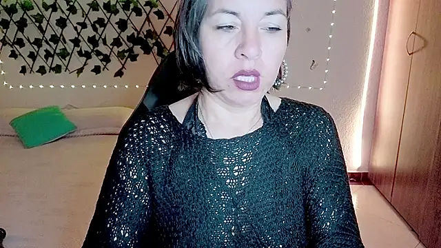 Lady breaks hearts online show from 12-18-25, 11:05