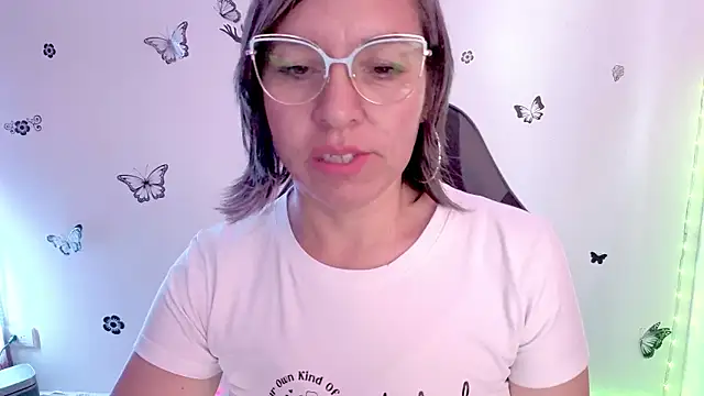 Lady breaks hearts online show from 04-10-26, 06:12