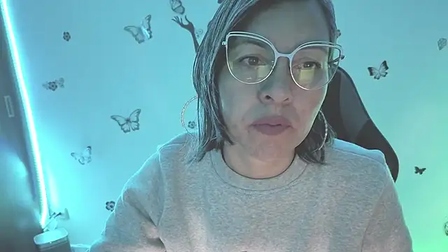 Lady breaks hearts online show from 04-12-26, 10:31