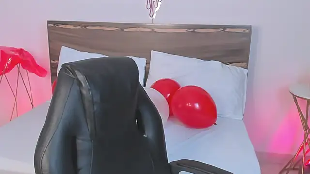 Snapshot of ivette_bocelly chatting on 02-14-25, 08:05 ivette bocelly online show from 02-14-25, 08:05