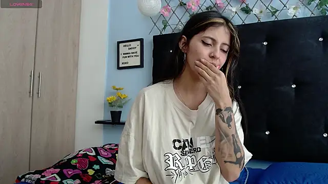 Snapshot of evatits_1 chatting on 01-11-26, 02:44 evatits 1 online show from 01-11-26, 02:44