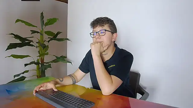 alex noa online show from 10-29-25, 07:26