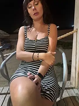 Snapshot of therealbeverlycious chatting on 12-10-24, 12:06 therealbeverlycious online show from 12-10-24, 12:06