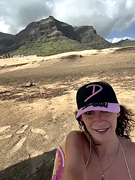 Snapshot of therealbeverlycious chatting on 10-03-25, 10:56 therealbeverlycious online show from 10-03-25, 10:56