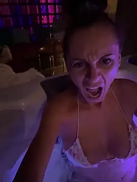 Snapshot of therealbeverlycious chatting on 10-24-25, 10:44 therealbeverlycious online show from 10-24-25, 10:44