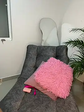 Snapshot of Roxanne_08 chatting on 12-17-24, 11:27 Roxanne 08 online show from 12-17-24, 11:27