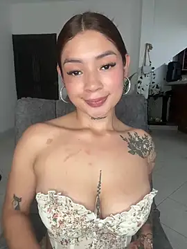 Snapshot of Roxanne_08 chatting on 01-15-25, 07:01 Roxanne 08 online show from 01-15-25, 07:01