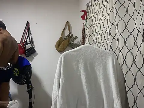 Snapshot of andrews2399 chatting on 09-27-25, 01:05 andrews2399 online show from 09-27-25, 01:05