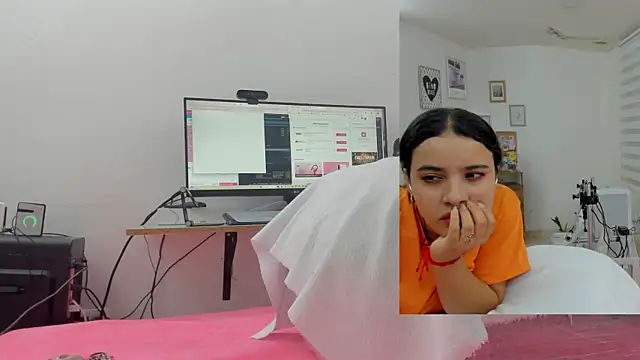 Snapshot of Daki_Ume_ chatting on 11-02-25, 02:14 Daki Ume online show from 11-02-25, 02:14