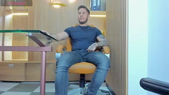 Snapshot of George_Diesell chatting on 10-20-25, 08:42 George Diesell online show from 10-20-25, 08:42