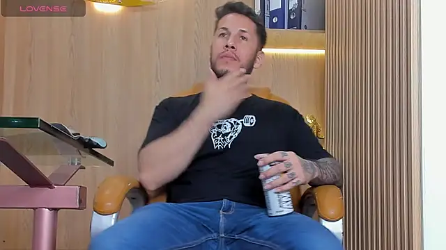 Snapshot of George_Diesell chatting on 10-23-25, 08:40 George Diesell online show from 10-23-25, 08:40