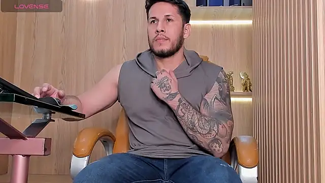 Snapshot of George_Diesell chatting on 11-12-25, 04:02 George Diesell online show from 11-12-25, 04:02