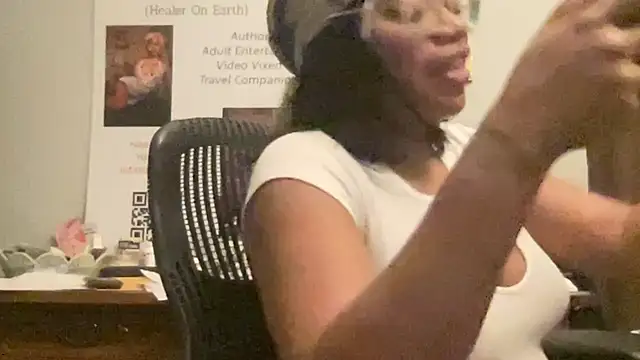 Snapshot of MommyConfident chatting on 06-10-26, 05:39 MommyConfident online show from 06-10-26, 05:39