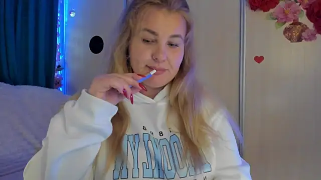 CoraSwon online show from 09-26-25, 07:56