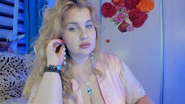 CoraSwon online show from 10-05-25, 07:23