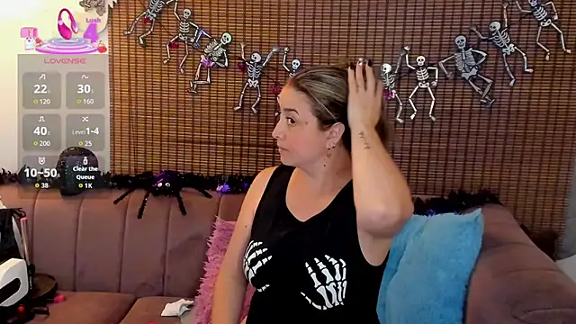 Snapshot of ariana_cross chatting on 10-17-25, 11:57 ariana cross online show from 10-17-25, 11:57