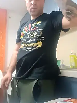 Snapshot of LucianM6 chatting on 11-12-25, 03:01 LucianM6 online show from 11-12-25, 03:01