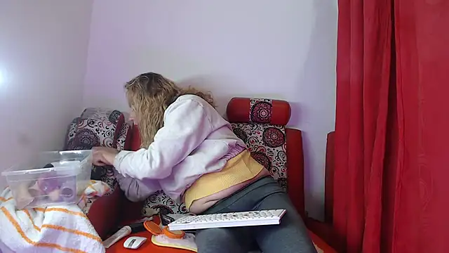 Snapshot of Chanel_87xxx chatting on 03-18-25, 04:26 Chanel 87xxx online show from 03-18-25, 04:26