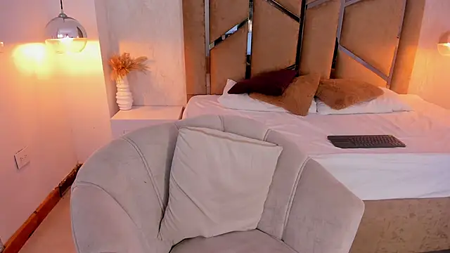 Martinaa Jones  online show from 09-12-25, 07:36