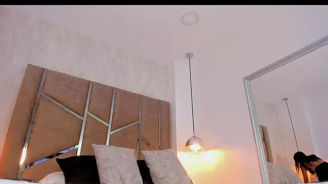 Martinaa Jones  online show from 12-17-25, 12:00