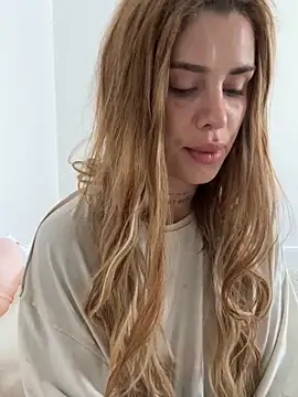 EmiliaCatalina online show from 10-04-25, 05:22