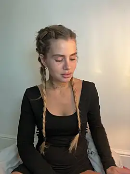 EmiliaCatalina online show from 11-16-25, 08:36