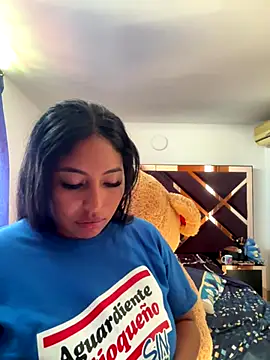 Snapshot of emmyjhonson07 chatting on 10-31-25, 02:18 emmyjhonson07 online show from 10-31-25, 02:18