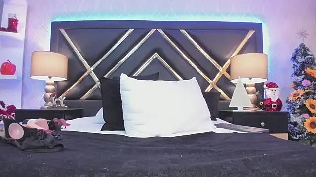 Snapshot of AdelaBrown chatting on 12-17-24, 09:28 AdelaBrown online show from 12-17-24, 09:28