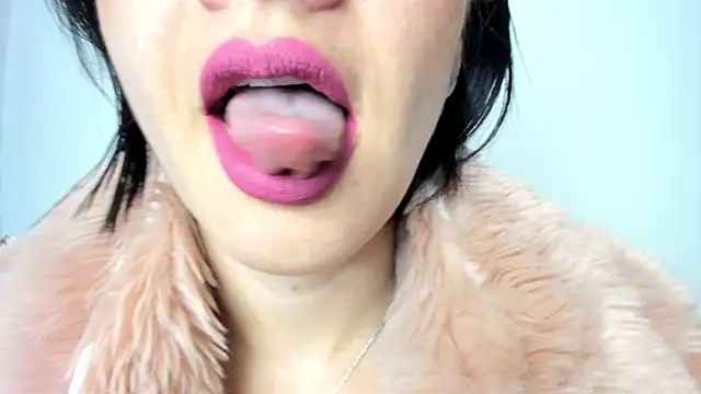 Snapshot of queen_fetish chatting on 12-17-24, 10:34 queen fetish online show from 12-17-24, 10:34