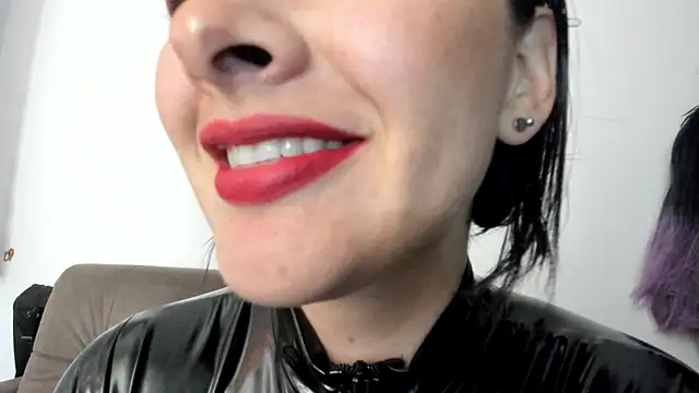 Snapshot of queen_fetish chatting on 01-12-25, 11:15 queen fetish online show from 01-12-25, 11:15