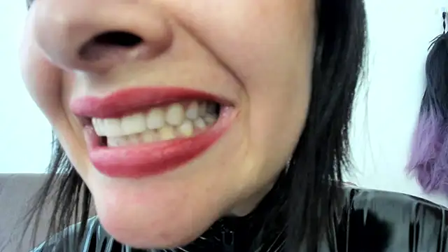 Snapshot of queen_fetish chatting on 01-21-25, 09:36 queen fetish online show from 01-21-25, 09:36