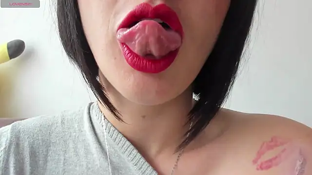 Snapshot of queen_fetish chatting on 02-25-25, 02:00 queen fetish online show from 02-25-25, 02:00