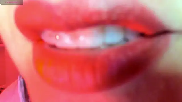 Snapshot of queen_fetish chatting on 10-16-25, 10:27 queen fetish online show from 10-16-25, 10:27